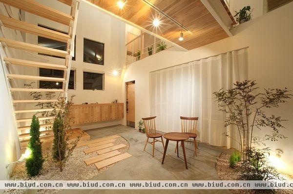 传统的日式家居将自然界的材质大量运用于居室的装修、装饰中，不推崇豪华奢侈、金碧辉煌，以淡雅节制、深邃禅意为境界，重视实际功能。