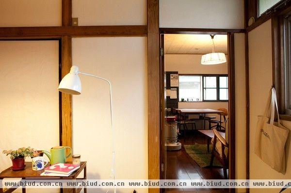  日式的房屋设计总是充满和谐之美。这个适合小空间的优雅日式，墙壁瓷砖是米色的，而地板和家具是深褐色。绿色的小植物同周围的环境非常和谐。