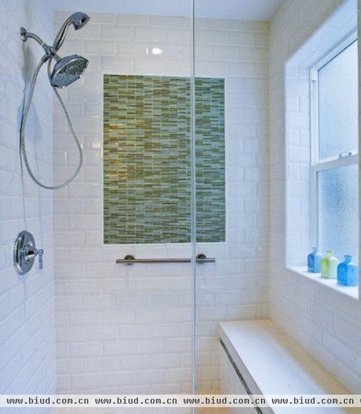 缺少绿色的家居往往会显得死板、单调和平庸。现代的浴室设计一如既往地追求着简洁和优雅，然而往往会缺少着一种灵气和生机。拒绝浴室中的单调与无趣，你有否想过用绿色点缀你的卫浴空间呢？