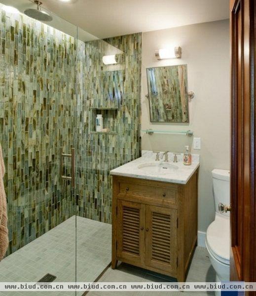 缺少绿色的家居往往会显得死板、单调和平庸。现代的浴室设计一如既往地追求着简洁和优雅，然而往往会缺少着一种灵气和生机。拒绝浴室中的单调与无趣，你有否想过用绿色点缀你的卫浴空间呢？在装修的时候使用绿色的格调，往往会给你的浴室带来意想不到的效果，来看看这58款绿色清新浴室吧！