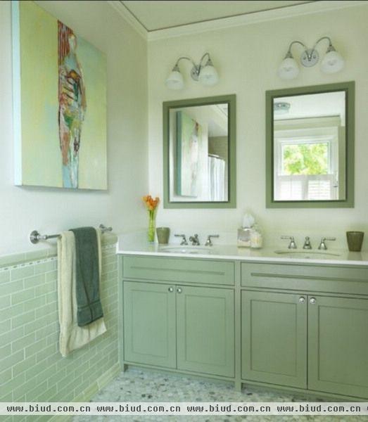 现代的浴室设计一如既往地追求着简洁和优雅，然而往往会缺少着一种灵气和生机。拒绝浴室中的单调与无趣。用绿色点缀你的卫浴空间。
