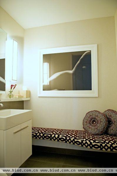 简单明快的客厅中将墙壁做出曲线轮廓，避免素色墙面过于单调。
