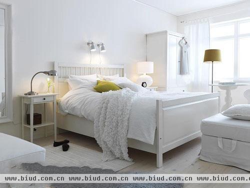  由白色家具打造的卧室，是典型的北欧式简洁风格
