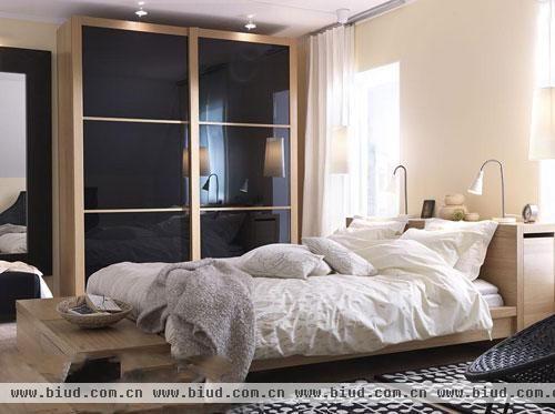 而家具一般采用白色、咖啡色、原木色来为卧室打底，总归是不会错的选择。