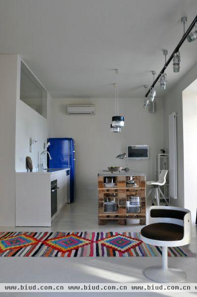 公寓提供一个宽敞的大厅走廊和客用浴室和一个大阳台不发达的休闲区。所有的家具和陈设，没有最初的框架提供一个统一的设计理念，并选择之际，逐渐形成的性格的生活空间。