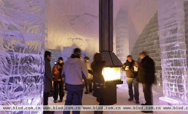 在距离加拿大魁北克市中心仅10分钟之处，有北美唯一的一座冰雕酒店：Hotel de Glace 。它占地近3000平方，通常在每年的一至四月间开放，酒店从建筑到家具到床垫，所有均由冰和雪构成，这需要包括雕塑家在内的近60名工人在开放前一个半月的努力以及耗费数百吨冰、上万吨雪。整座酒店设有36间客房和主题套房，有包括夜总会、电影院、冰咖啡厅和酒吧、室内桑拿室、露天温泉浴池和壁炉在内的齐全设施，并且还有一个可供举行婚礼的冰教堂，因此冰雕旅馆也被誉为“最梦幻的十大婚礼场所之一”。