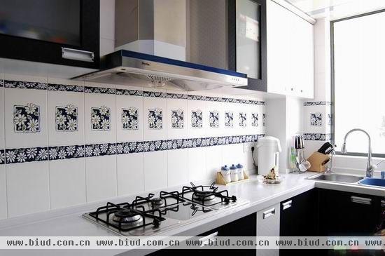 厨房的空间大面积使用白色非常显得干净，再搭配一些蓝色，更有些航海的风情了。