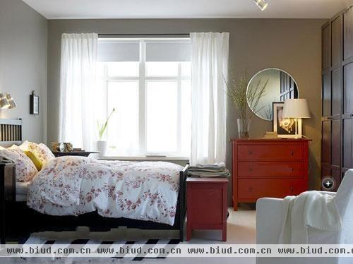  黑、白、红、原木色的4色搭配，既有视觉重点，又是永远不错的经典搭配。并且床的花朵花纹、地毯的斑马纹，这些图案又为卧室增加了一种内在的律动。