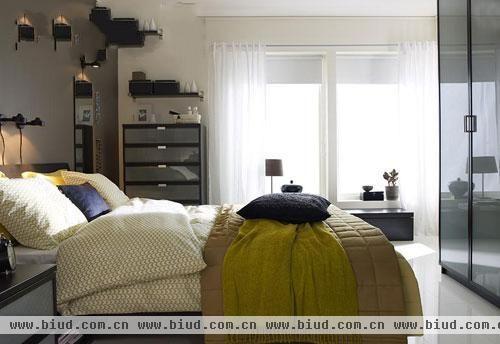 配上一些彩色的靠垫、绿色小植物，作为卧室的亮点，整个卧室显得干净而又美丽。