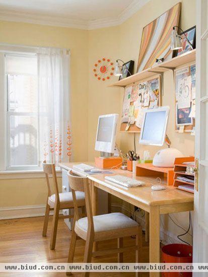 在客厅一角或卧室一角用大型书架隔出一个小小的工作室，将墙面用鲜艳的色彩进行装饰，给人无限创造的激情。