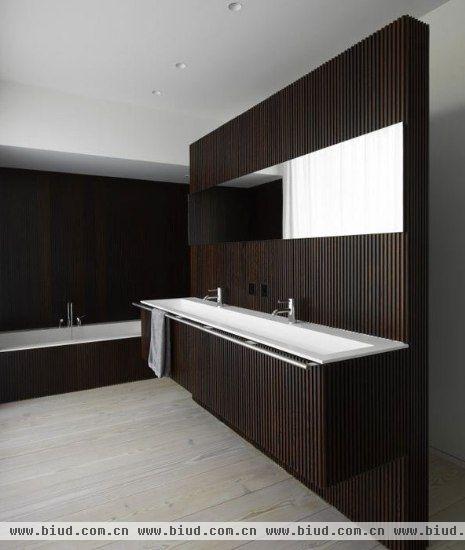 铁刀木结合浅色的地板和简单的颜色选择，给室内以强烈，豪放的特点。光影，透明和半透明交合在一起，建筑师通过帷幔的广泛使用达到分割空间的目的。