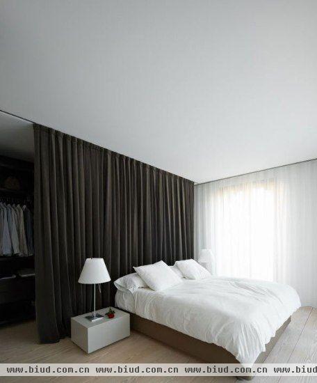铁刀木结合浅色的地板和简单的颜色选择，给室内以强烈，豪放的特点。