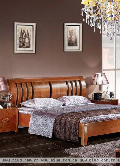 古典式床窗，深棕色的实木装饰，不也韵味十足吗？