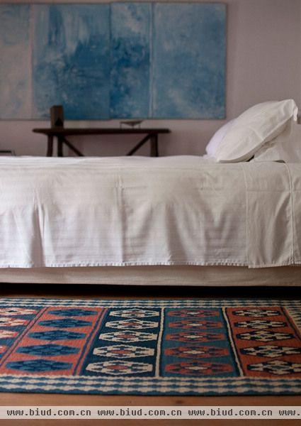 这家蓝色优雅的酒店式公寓，这里如同一座清新淡雅的宫殿，极具西班牙特色。墙上的壁画，地板上松石绿的地毯，古董家具，仿佛在静静的为你讲述着发生在这里的老故事。