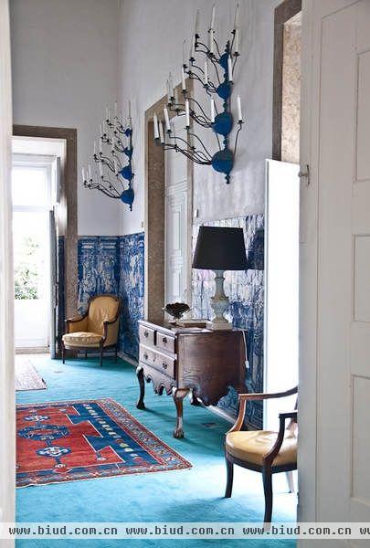 这家蓝色优雅的酒店式公寓，这里如同一座清新淡雅的宫殿，极具西班牙特色。墙上的壁画，地板上松石绿的地毯，古董家具，仿佛在静静的为你讲述着发生在这里的老故事。