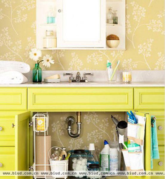 利用洗手台下面的空间，可以用来收纳一些卫浴间必需品，如清洁剂、手套等工具。