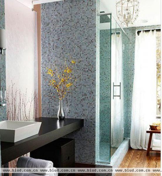 完全采用淡蓝色的马赛克墙砖将整个淋浴区包围，玻璃移门的存在将干湿分区。