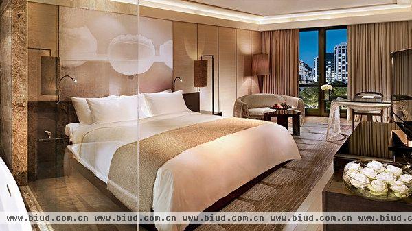 泰国凯宾斯基暹罗酒店位于泰国首都曼谷市的中心位置，与Siam Paragon生活广场毗邻，拥有303间豪华客房和套房，是凯宾斯基在全球的第64处地标酒店。它因其展示的数百件泰国艺术作品而彰显独特品质。
