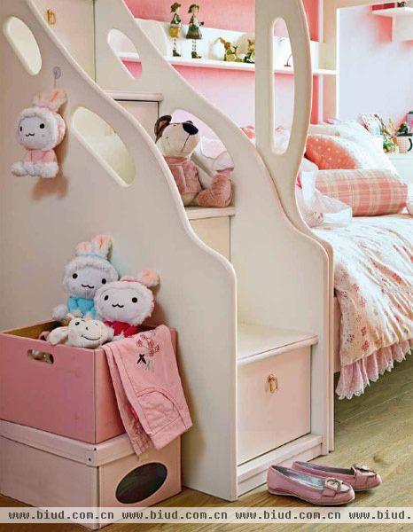 上下床的阶梯设计成储物格的形式，为容易杂乱的儿童房解决了收纳难题。