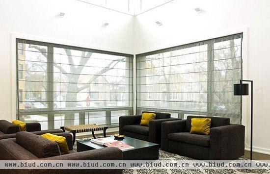 家具布局：L型灰色转角沙发靠窗贴着墙壁摆放，正对电视墙。矩形大理石充当矮茶几摆于中间，重量嵌在柔软的地毯中，营造出舒适感。