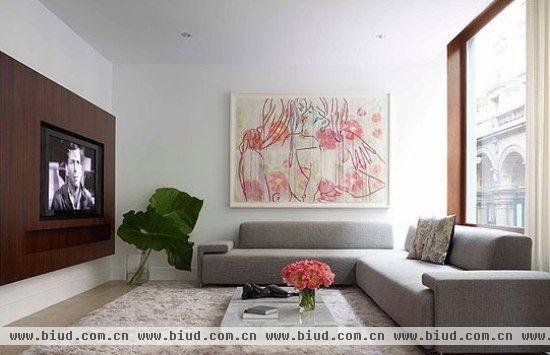 家具布局：白色皮沙发与贵妃椅垂直电视墙摆放，中间摆放方形矮茶几，电视柜采用节约空间的挂壁款式。