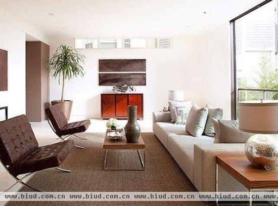 家具布局：四张舒适至极的的单人沙发，两两并排面对面摆放。