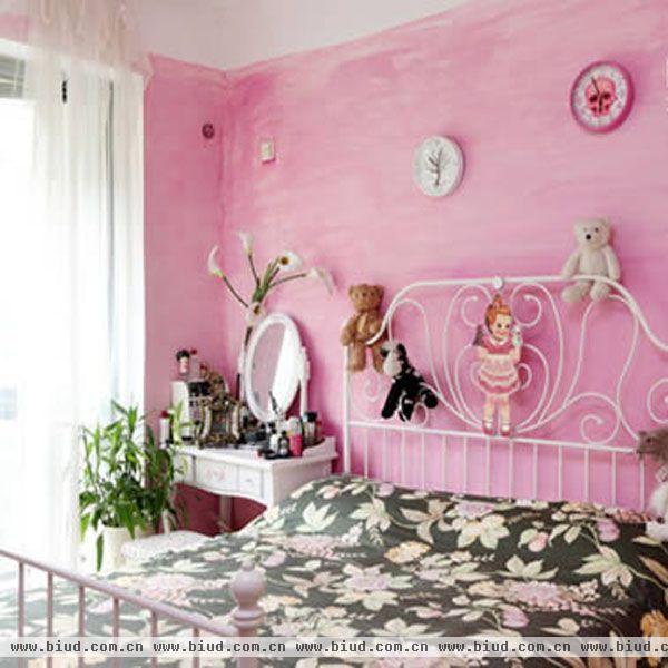 粉粉的墙壁，浪漫但又透出淡雅之感的色彩，搭配白色金属支架的床铺，花朵样式的床品，更能将整体的粉色装饰的更加亮丽清爽。