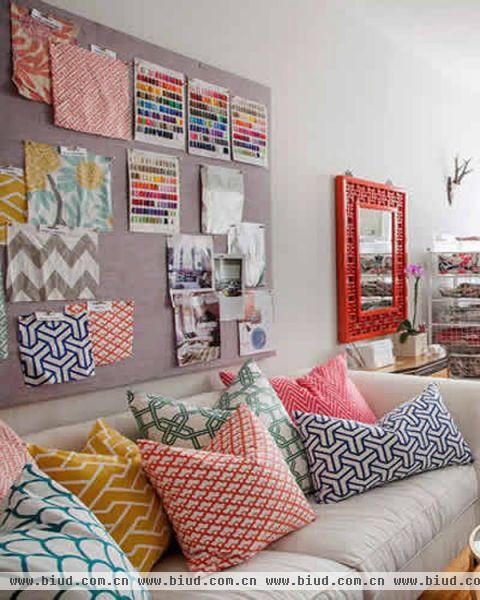 立体感十足的布艺抱枕，其中粉色的抱枕，亮丽的色彩，规律性的图案，把客厅的布艺沙发装饰的温馨浪漫。