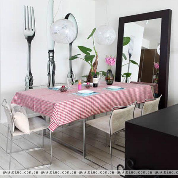 选择一款粉紫色的餐桌布，透过阳光，会给整个就餐区域带来一亮丽的色彩，桌子上面，还可以摆上一束粉色的鲜花，柔美与甜美之情无法阻挡。 