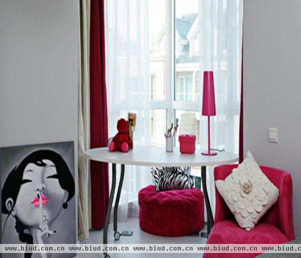 这个浪漫的小角落，装饰上玫粉色的布艺窗帘，沙发同样选择粉色系的，就连台灯，毛绒玩具，都选择玫粉色的。再搭配白色的抱枕，更能展现粉色的魅力所在。 