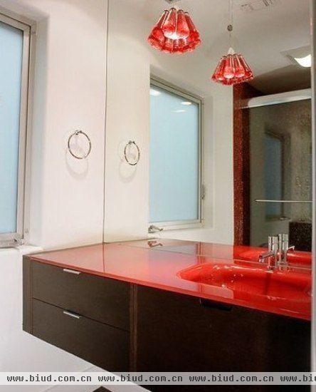  是一个光滑的玻璃柜台和水槽，还配上了一盏有情调的红色吊灯。