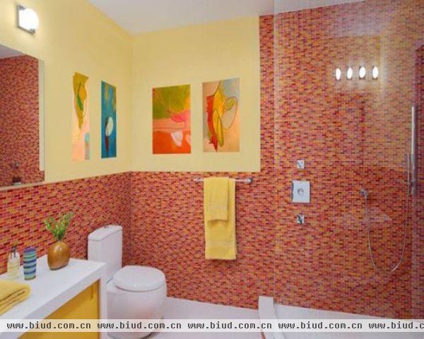 儿童浴室中红色和黄色的玻璃瓷砖会增添儿童洗澡的乐趣。浅黄色的墙使空间更舒服，富有艺术感。