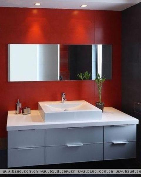 浴室的另外一面的创意之处在于覆盖了大量的红色长方形瓷砖。