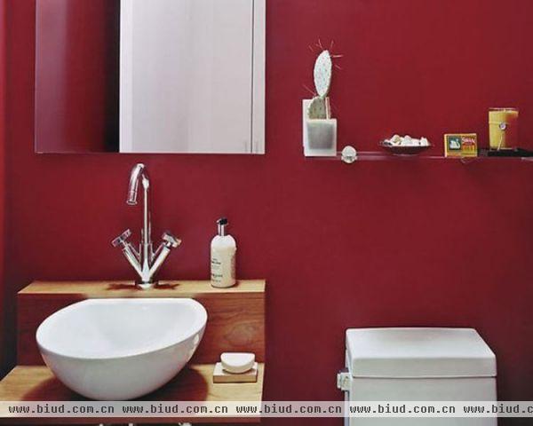 在背景色为白色的墙壁上，红色的墙壁十分引人注目，这是一间当代浴室的装饰。