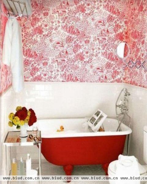 这张讨人喜爱的照片设有一个复古风格的,红色浴缸和红白色的墙纸。