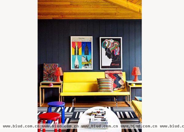 不如就将你最爱的色彩泼撒到你的沙发墙面上吧，让整个客厅都被你的鲜明与快乐而渲染。