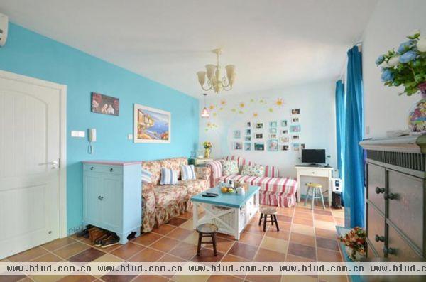 不如就将你最爱的色彩泼撒到你的沙发墙面上吧，让整个客厅都被你的鲜明与快乐而渲染。