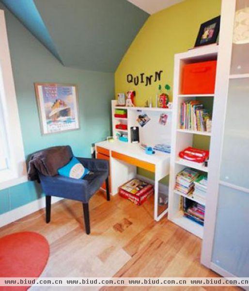 白色的书柜和书桌十分清新，缓和了室内多色的色彩冲突。