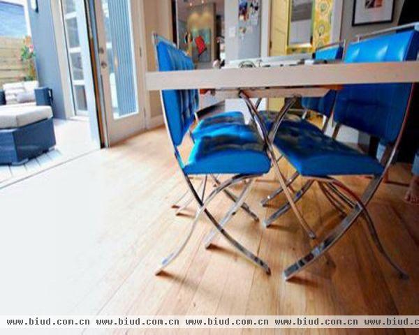 餐厅的这一套桌椅色彩十分明亮，交叉型的金属支架与冰蓝色的皮质坐椅让整体造型十分简洁别致。