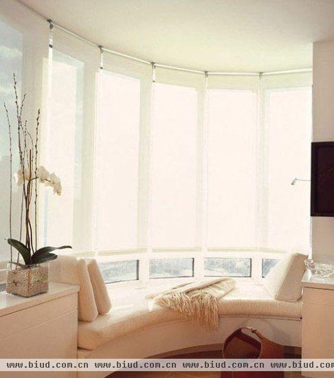 长方形的窗户上挂着半透明窗帘也很有点文艺的气质。完美的搭配。