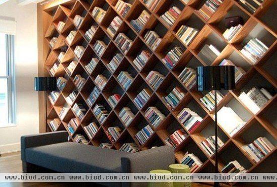 如果家中的空间比较紧张的话不妨在墙面上设置几块隔板，做成简易书架。这样在节省空间的同时也方便拿取