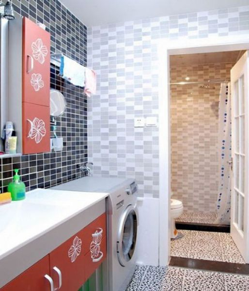 同样选用了橙色的卫浴柜，镂空小花图案，给这个空间增添了田园的气息。将洗衣机嵌入其中，合理地利用了空间。 