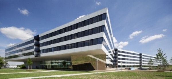位于德国Herzogenaurach的Adidas（阿迪达斯）总部大楼在完成了翻新改造后，使得整个办公空间焕然一新且充满现代感。办公大楼由 kadawittfeldarchitektur设计，室内空间和整体办公家具系统则由德国 KINZO设计事务所设计完成。 