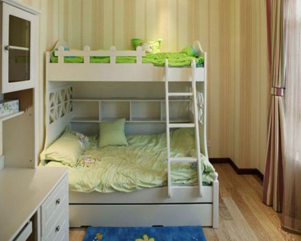 此款儿童房采用白色的瓷砖作为背景，床铺为上下两层式节省了空间，让孩子的活动天地更宽阔了些，让房间显得宽阔，整洁。