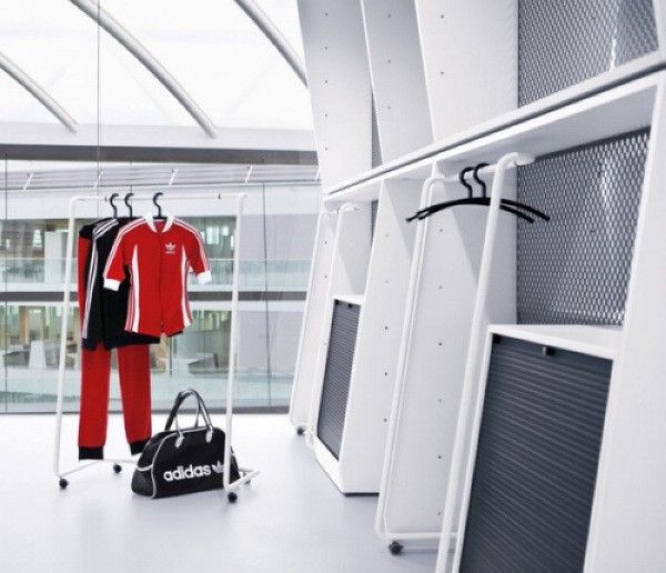 整体设计概念和配色方案完全秉承Adidas的理念-从外立面三排横向玻璃窗到内部空间黑色系的融合，并且每一处细节都展示了德国的精湛工艺和严谨作风。 