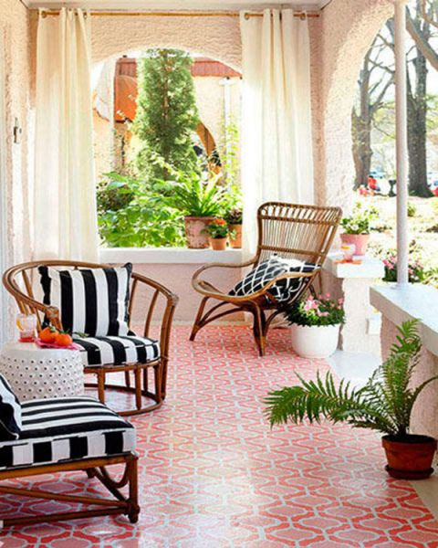 开放式的设计，让花园的景色能尽收眼底，藤艺的椅子也是夏天必备之物，杂草般生机勃勃的盆栽时很不错的装饰。