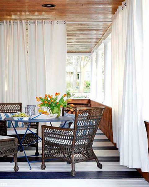 黑白对比色是最为经典以及清爽的色彩，白色透明纱幔能起到不错的遮阳效果，同样的藤艺椅子舒适的同时也很凉快。