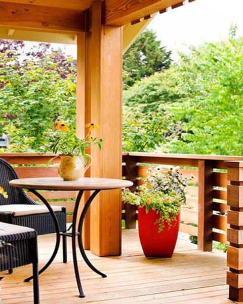 开放式的设计，让花园的景色能尽收眼底，藤艺的椅子也是夏天必备之物，杂草般生机勃勃的盆栽时很不错的装饰。