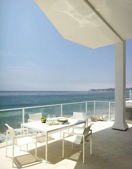 这间位于加州马里布的海滩住宅由Jamie Bush & Co设计打造，设计师使用了白色作为主色调
