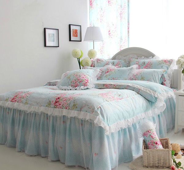 用一簇簇的花团来点缀蓝色棉布，床沿以白色花边装饰，搭配垂坠感十足的纱幔，清新而优雅。
